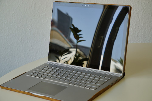 Aufgeklappter Laptop